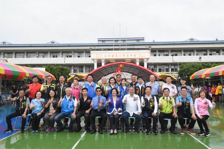 大竹國小老舊校舍忠孝樓與仁愛樓，在雨中進行拆除重建動工典禮；許多縣議員都專程到場關心。(謝瓊雲攝)