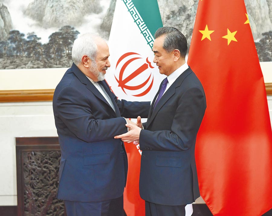 5月17日，大陸外交部長王毅在北京會見伊朗外長扎里夫。（新華社）