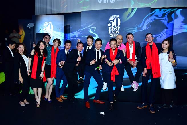 「亞洲50最佳酒吧」台灣的傑出得獎者合影 (右5)Draft Land的Angus Zou鄒斯傑、(右1)AHA Saloon的Kae Yin尹德凱、(右6)Bar Mood吧沐的Nick Wu吳盈憲。(圖/品牌提供)
