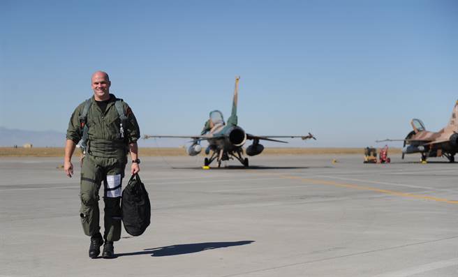 圖為美國奈利斯空軍基地的第64侵略者中隊，該中隊以F-16模擬敵方戰機，擔任空戰對抗中的假想敵，對空軍飛行員進行空戰訓練。（圖／美國空軍）