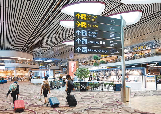 新加坡樟宜機場第4航廈建築設計美輪美奐。圖／路透
