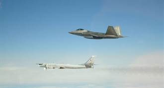 俄Tu-95進入美國防空識別區  F-22升空攔截 