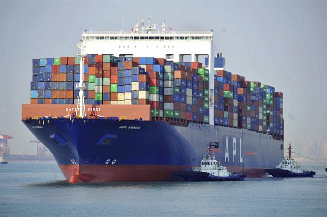 大陆美国商会的调查显示，已有4成大陆美商考虑将生产设施迁出中国大陆，其中部份已经开始迁移。图为山东青岛港的货柜轮。（图／美联社）