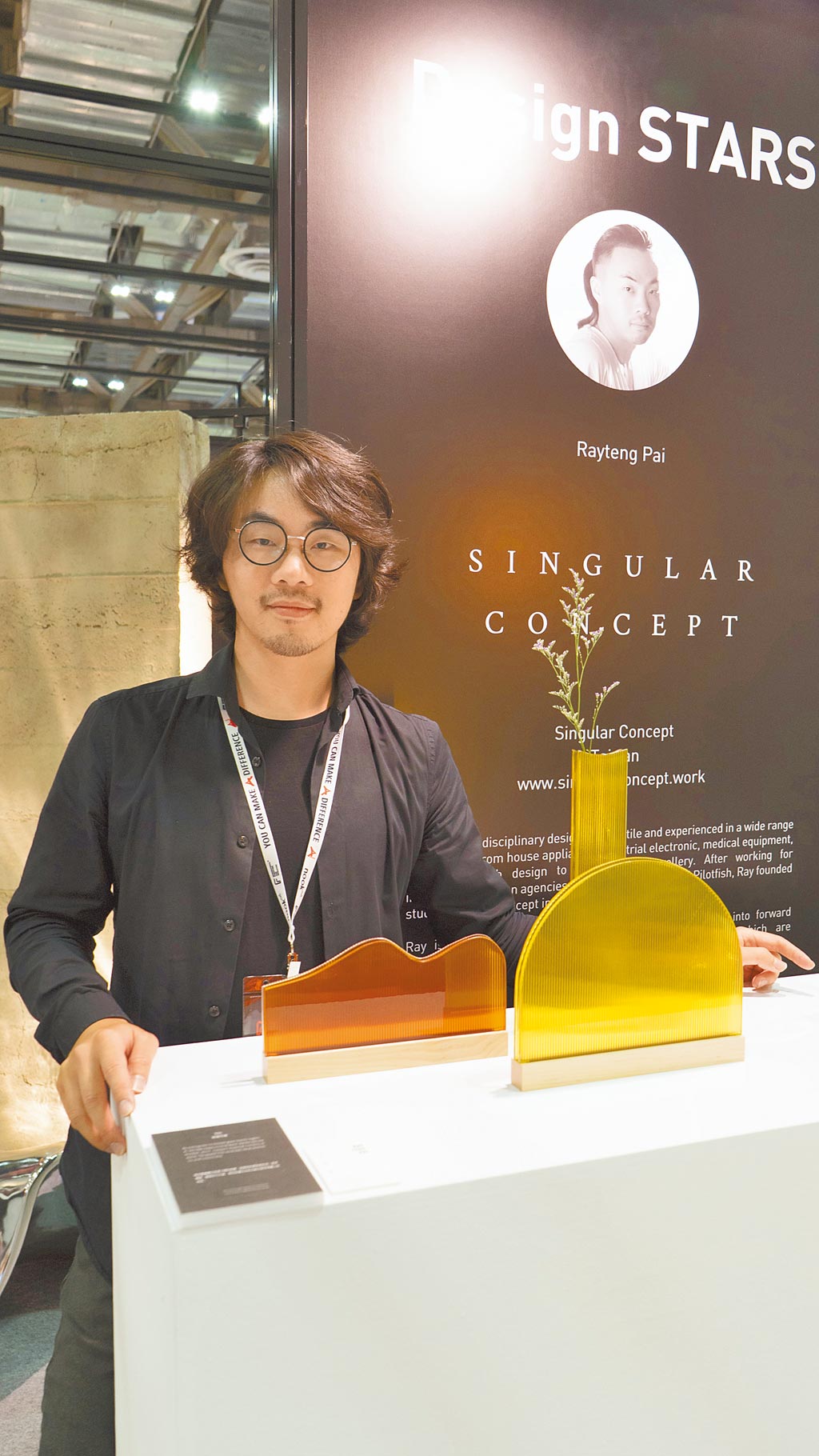 2019年，白睿騰二度被新加坡評選為國際新秀設計師，獲邀參加新加坡國際家具展。由台灣常見的建材──壓花玻璃所組成的新作品＜Slit＞狹縫花器，首次露面就在現場銷售一空。（「單挑概念」提供）