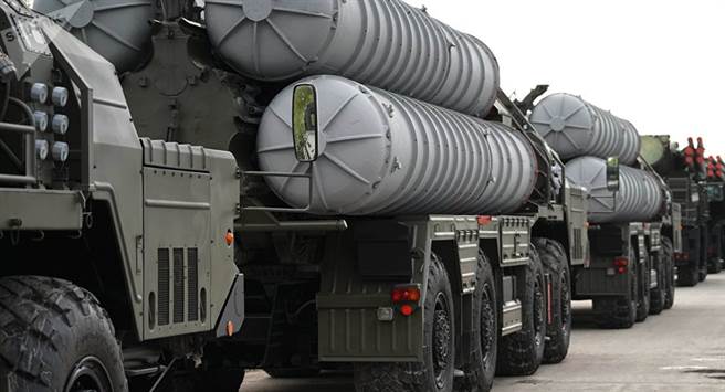 俄罗斯塔斯社称，S-500比S-400防空系统（见图）更神，除了能对付隐形战机外，还能对付高超音速飞弹。（俄罗斯卫星网）