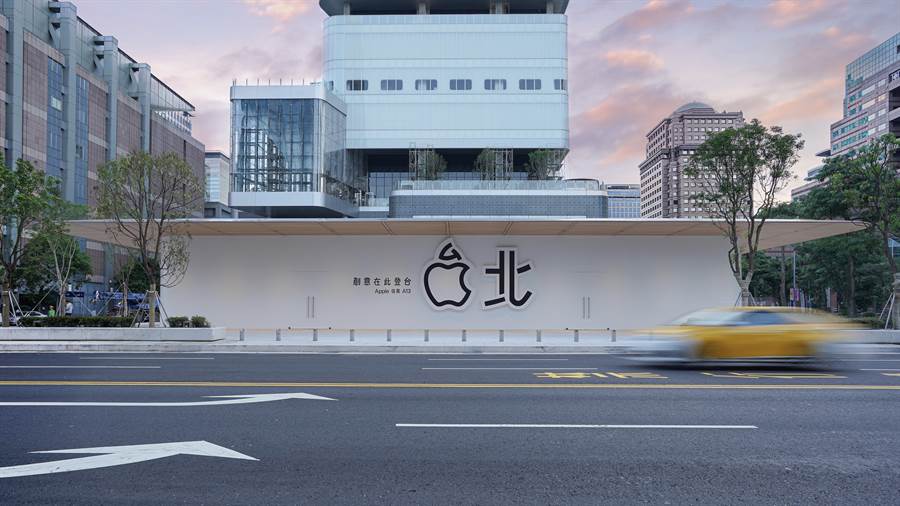 蘋果第二家直營店店外掛出宣傳圖，將蘋果LOGO融合入台北字樣，看了令人相當感動。（圖／蘋果提供）

