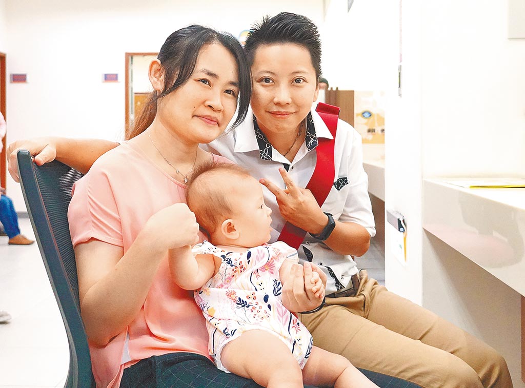 台中市邢小姐（右）與梁小姐（左）帶著6個月大、用自己的卵子做試管嬰兒的女兒來登記結婚，表示感謝民主讓我們成家立業！（黃國峰攝）