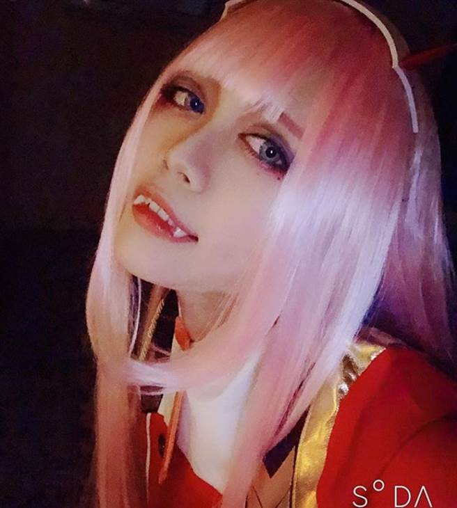 21岁的犯人高冈由佳喜爱cosplay，还打扮成《Darling in the Franxxx》中的女主角02 (图／翻摄自IG)