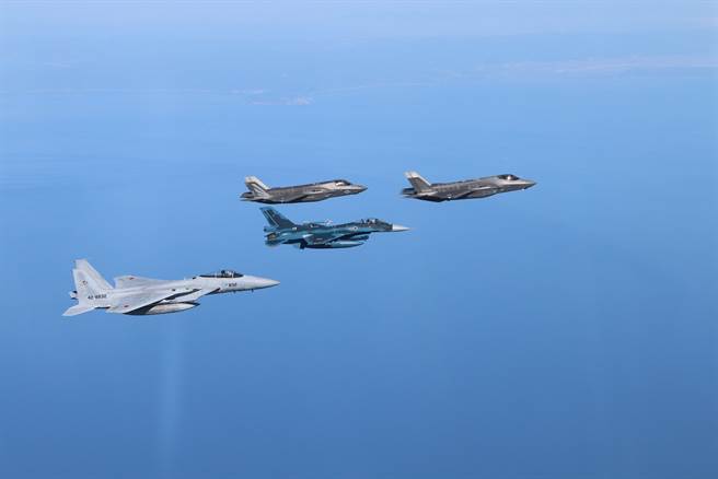 美国驻日岩国基地的美军与日本三泽基地的F-35及F-16、F-15进行联合演训。（图／日本航空自卫队）