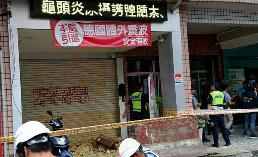 台中市南屯區某診所， 27日因醫療糾紛，遭人灑冥紙抗議，警方派出警力以防事態擴大。（黃國峰翻攝）