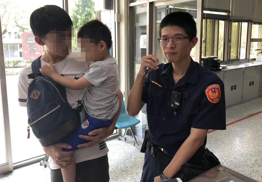 4歲男童迷路，被送到黎明派出所，女警問到關鍵電話，才讓男童重回父親懷抱。（黃國峰翻攝）