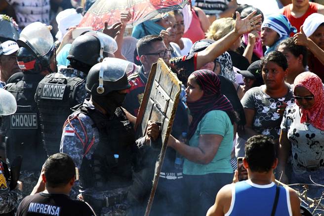 巴西北部4座监狱接连发生血腥暴动，2天酿57死，家属在监狱外心急如焚、和警方紧张对峙，希望获得家人消息。（图／美联社）