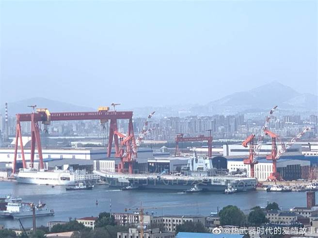 解放军首艘自制航母002舰准备第6次海试的画面。（微博＠热武器时代的爱情故事)