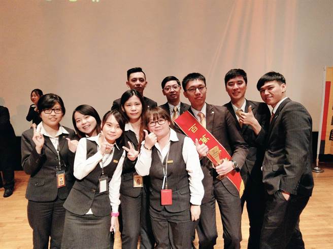 刘春美（左四）秉持主动出击、诚实告知的态度屡获客户肯定。