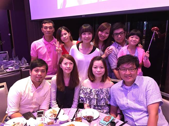 刘春美（后排左二）拥有更多陪伴家人、朋友的时间。