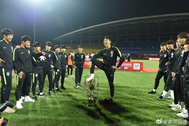韓國球員在頒獎典禮上踩著熊貓盃獎盃，引發軒然大波。（翻攝自冰河白冰微博）