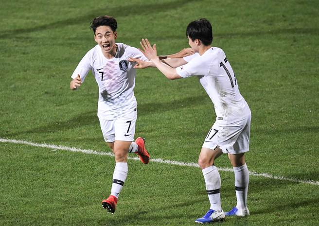 韓國隊球員黃宰煥（左）在熊貓盃攻破大陸球門，與隊友樸建宇慶祝。（新華社資料照）