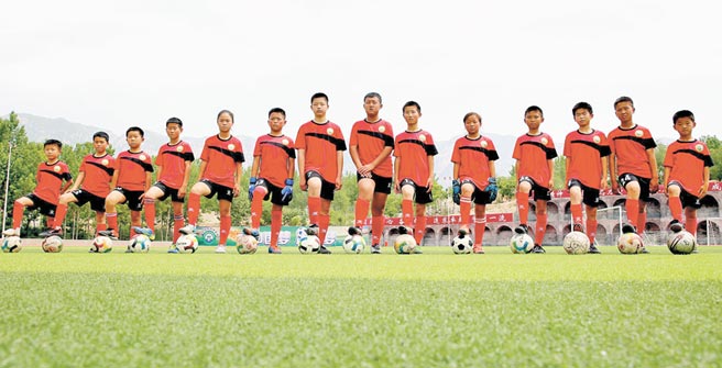 河南登封塔沟少林足球训练基地的学员进行训练。（CFP）