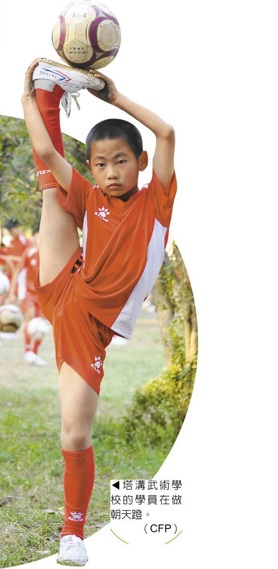 塔沟武术学校的学员在做朝天蹬。（CFP）