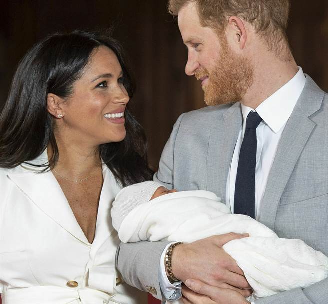 梅根（左）將以產後休養為由，不見下星期一訪英的美國總統川普，圖為她與夫婿哈利王子帶著新生兒子亞契與媒體見面的資料照。（美聯社）