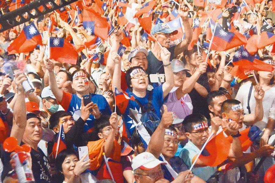 首場總統初選造勢大會，將號召10萬人於6月1日總統府前凱道舉行。圖為去年韓國瑜造勢現場。（本報資料照片）