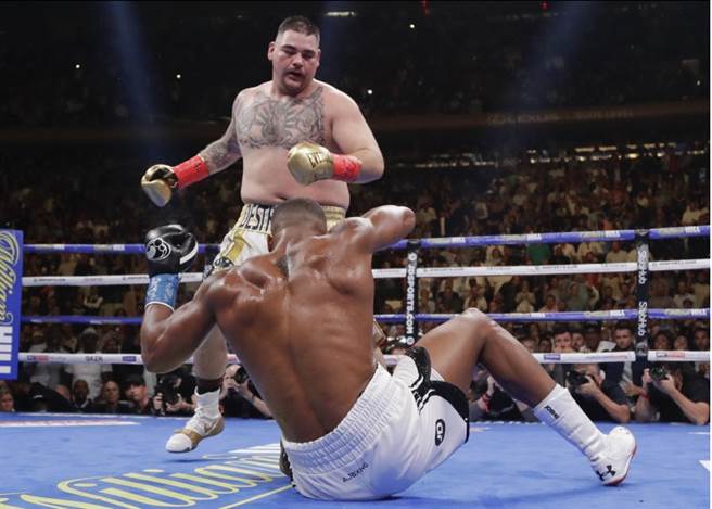 路易兹第7回合以TKO胜出。（美联社）