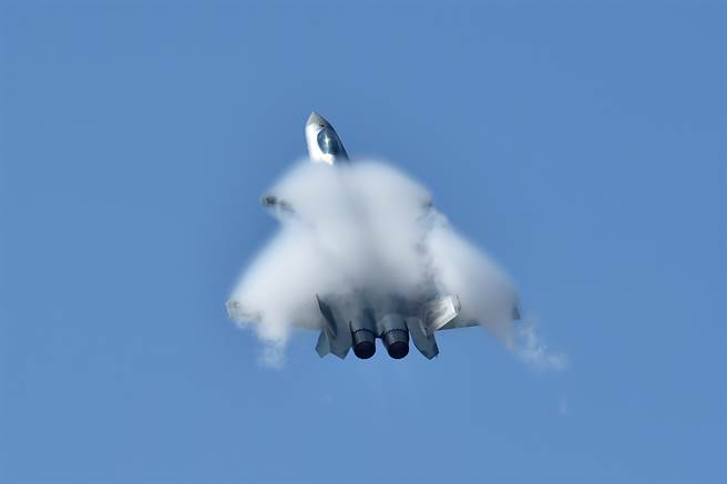 中共歼-20逐步加速量产步伐，预计明年总数可达百架。（图／新华社）