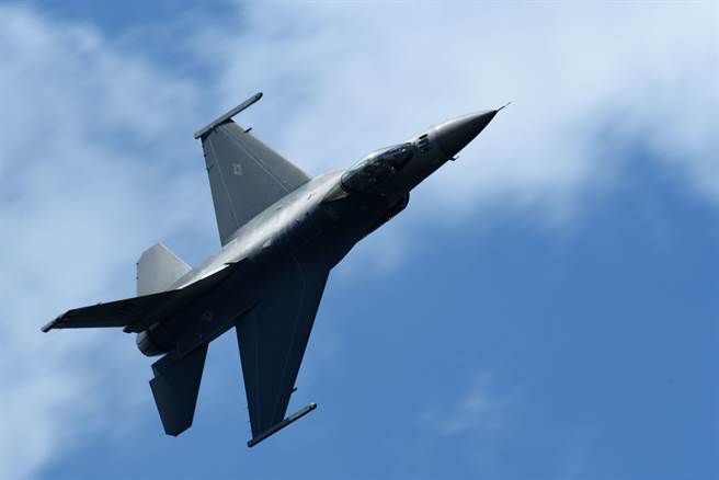 美国空军的F-16V战机是F-16系列中最先进的战机。图为是美空军陆克基地F-16V，该基地也是台湾空军飞行员训练计画及维护及后勤支援受训的基地。（图／美国空军）