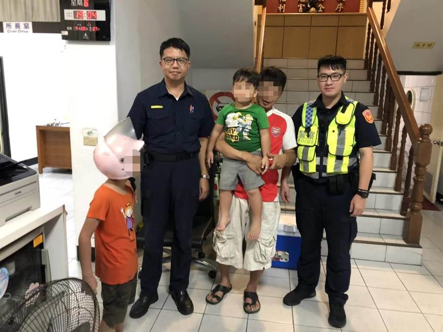 警方協助男童找到父親。(警方提供)