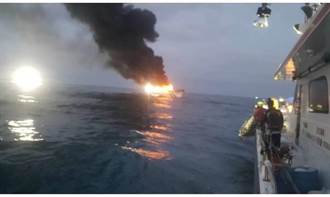 彭佳嶼海域海釣船大火30人受困 海巡隊馳援救