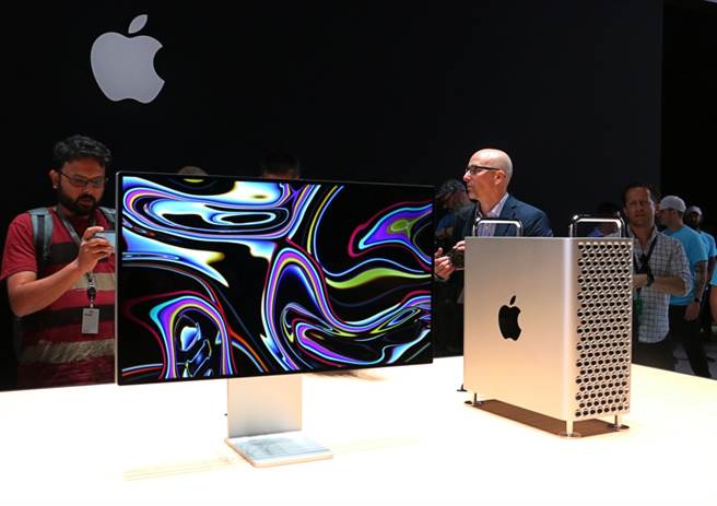 Mac Pro(右）与Pro Display XDR 萤幕。（图／黄慧雯摄）
