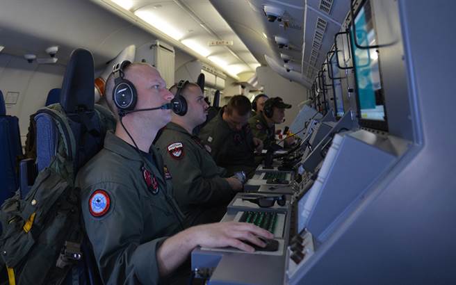 波音製造P-8海神反潛巡邏機內部作業狀況。（圖／波音公司）