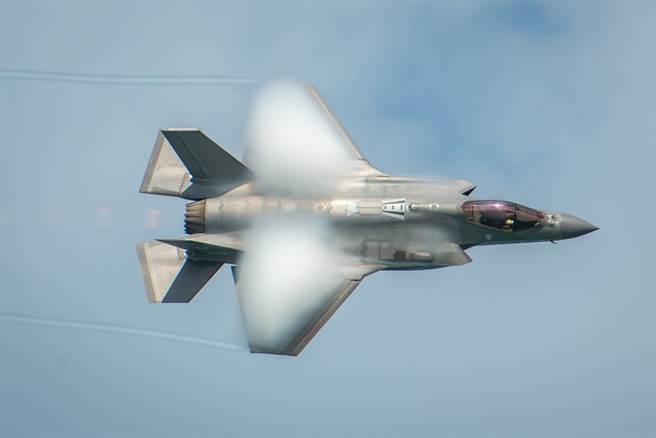 美军F-35计划涵盖海、空军及陆战队，目前几乎已无法更换，只能从不断改型升级来缓步提升战力。（图／美国空军）