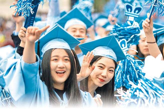 大陸教育部3日發出留學預警，提醒學生出國留學前加強風險評估。圖為2016年5月大陸留學生參加哥倫比亞大學畢業典禮。（新華社）