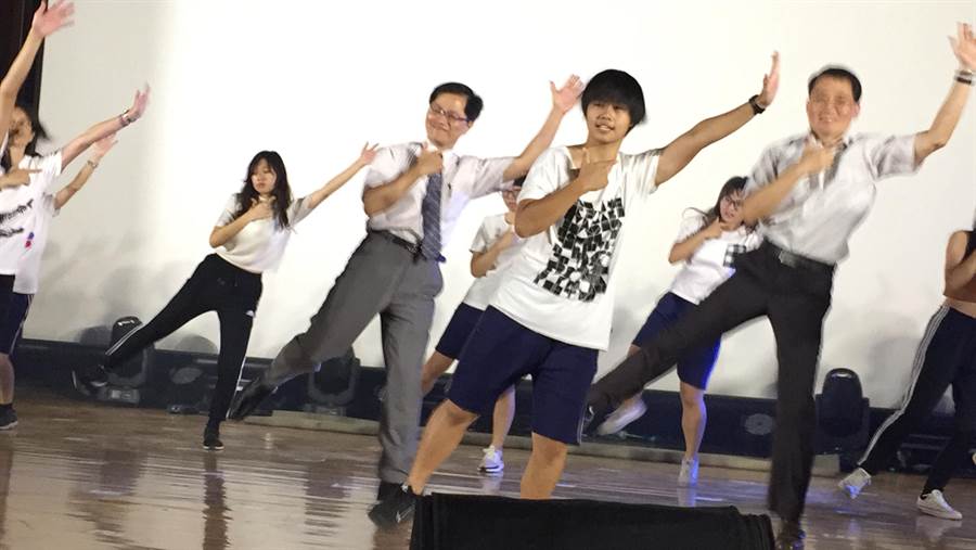 新化高中4日舉行畢業典禮，校長鄭曜忠上台與學生熱舞。（劉秀芬翻攝）