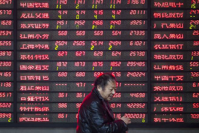 由于贸易战与人民币匯率可能受衝击，大陆股市近两个月来面临「陆港通」启动5年以来最大规模的外资净流出。图为南京证券经纪商营业厅。（图／新华社）