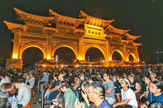 華人民主書院4日晚間於自由廣場舉行六四30周年紀念晚會。（鄧博仁攝）