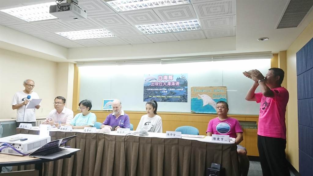 為了搶救大潭藻礁，在地環保團體已開過86次記者會。（廖德修攝）