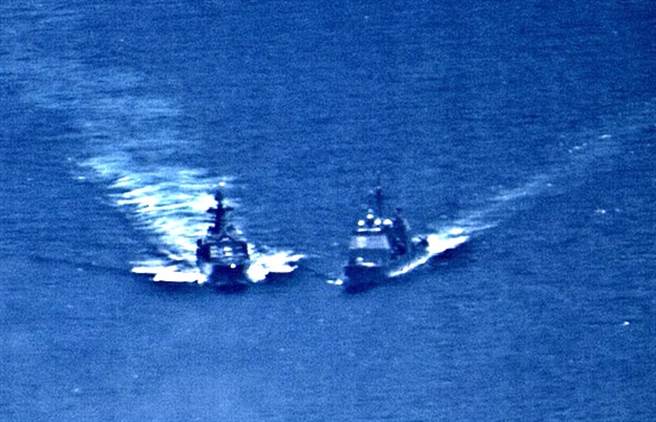 美国提康德罗加级巡洋舰「钱瑟勒斯维尔」号，还有俄罗斯无畏级反潜驱逐舰「维诺格拉多夫海军上将」号7日近距离遭遇，险在太平洋上相撞。（美国海军）