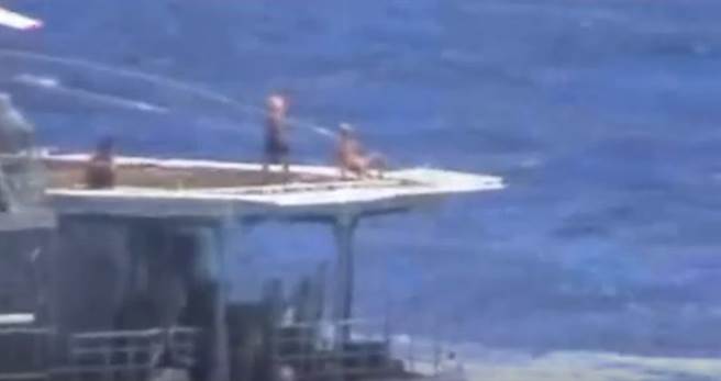 美国提康德罗加级巡洋舰「钱瑟勒斯维尔」号与俄罗斯无畏级反潜驱逐舰「维诺格拉多夫海军上将」号7日在太平洋上近距离遭遇，双方各执一词，美军公布录影，却意外发现，俄军在驱逐舰上享受日光浴。（美国海军录影截图）