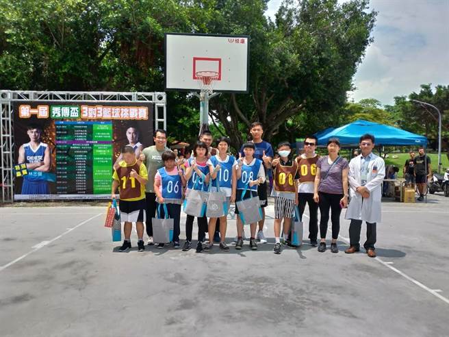 第一屆秀傳盃3對3籃球賽上午在彰化市延平公園籃球場登場。(謝瓊雲翻攝)