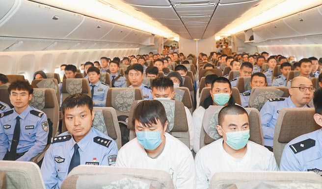 一架中国民航包机7日缓缓降落在北京首都国际机场，94名从事电信网络诈骗的台湾籍犯罪嫌疑人被大陆公安从西班牙押解回大陆。这是大陆首次从欧洲大规模押回诈骗犯罪嫌疑人。 （新华社）