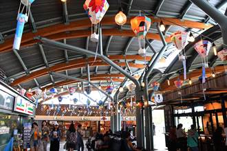 慶祝鐵路節  台東火車站彩繪熱氣球燈籠張燈結綵