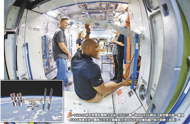 NASA明年將開放國際太空站（左下小圖，取自NASA網站）接待觀光客，圖為NASA商業太空人團隊正在休士頓詹森太空中心太空站模型艙內執行訓練（路透）。