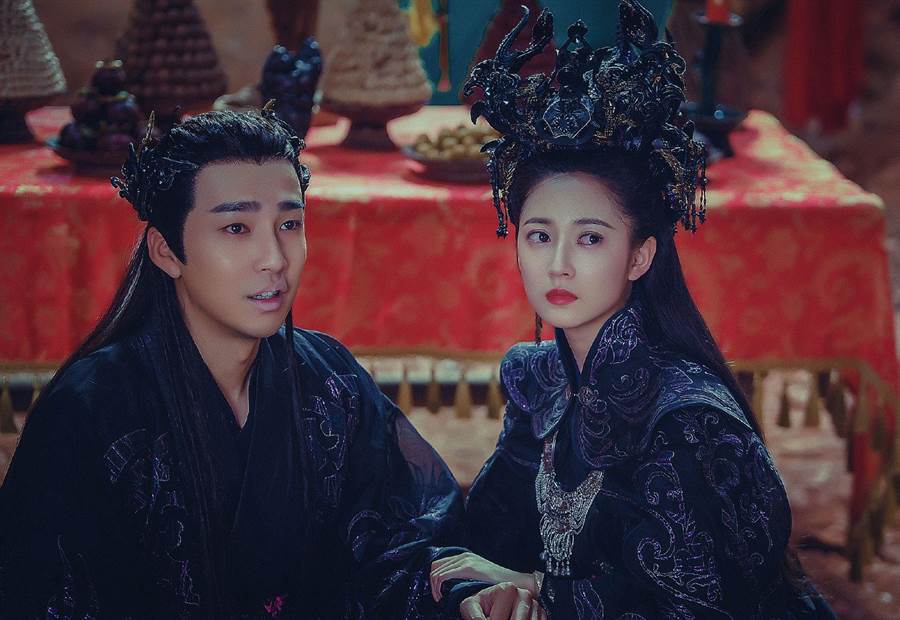 陳鈺琪(右)在《香蜜沉沉燼如霜》中與鄒廷威上演虐戀。(中天)