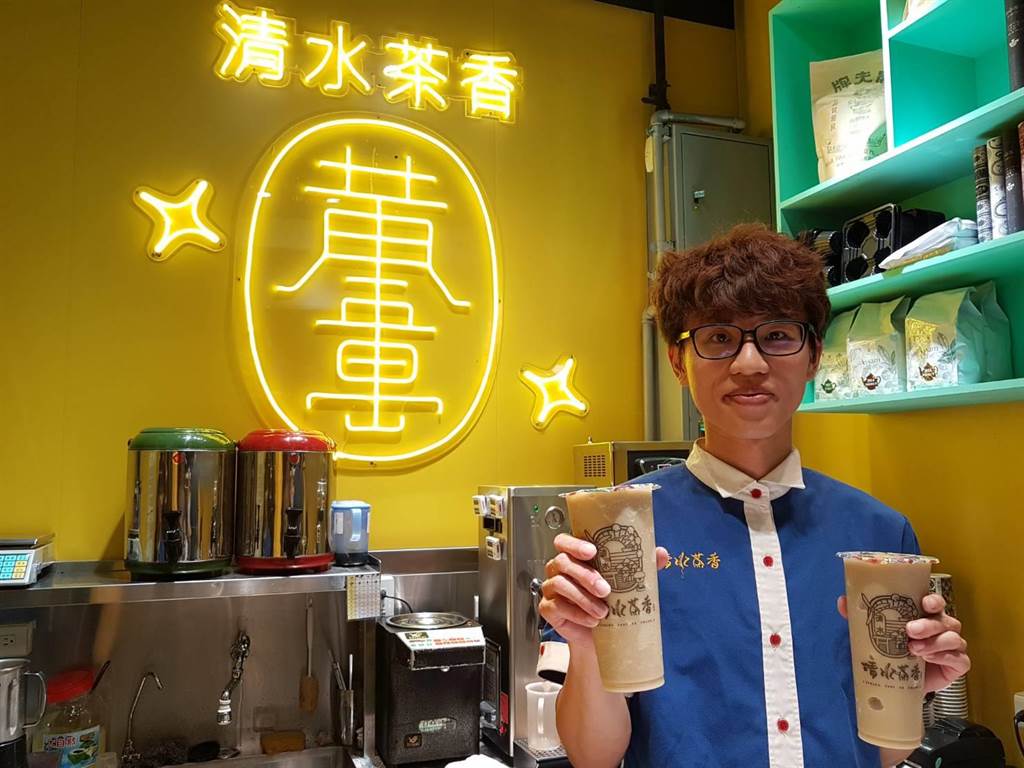 「清水茶香」第二代業者說，「清水茶香」在台中海線地區是老牌，以綠豆冰沙闖出名號，賣的是傳統口味。（張妍溱攝）
