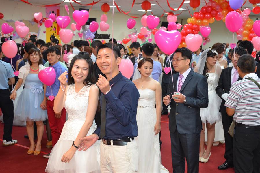 新竹縣民集團結婚今年恢復舉辦，限額36對，並接受同婚者報名。（羅浚濱翻攝）