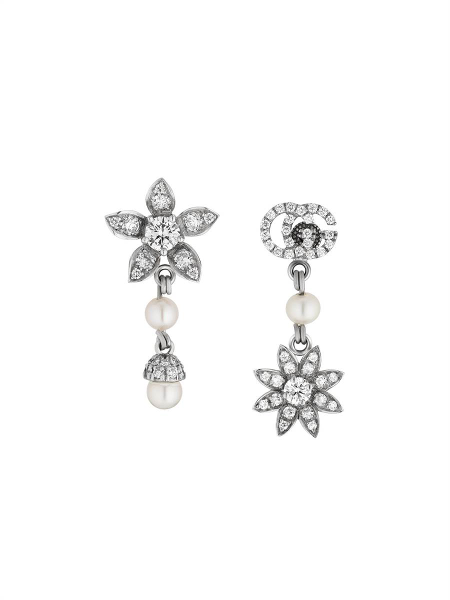 GUCCI的Flora系列18K白金GG LOGO和花卉鑲鑽與珍珠耳環，15萬8500元。（GUCCI提供）