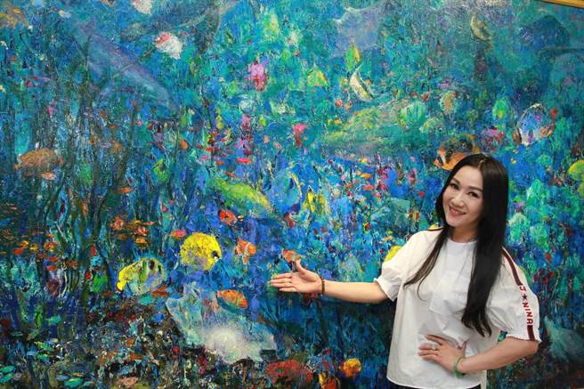 胡寶莉推出個人油畫展覽「當抽象遇上印象」，8日至22日在台北SOGO天母館3樓展演會館展出。（張穎齊翻攝）
