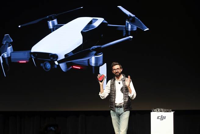 大陆大疆公司制造的无人机在北美已拥有近80%的市占率。图为大疆在纽约发布新款无人机mavic air的产品发表会。（图／新华社）